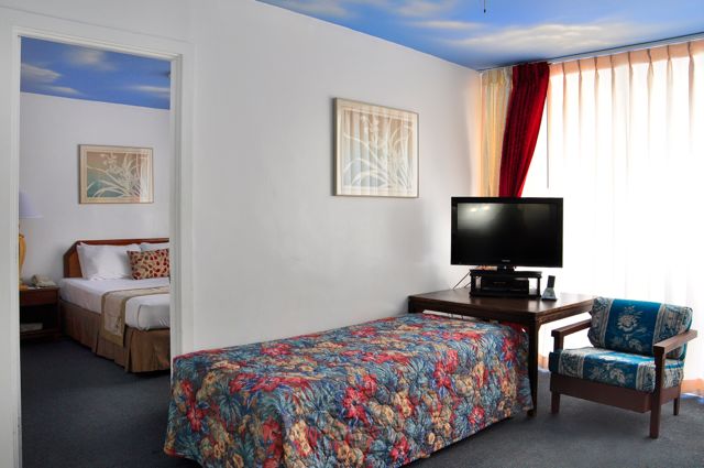 Waikiki_Holiday Surf Hotel_One Bedroom Quad 02